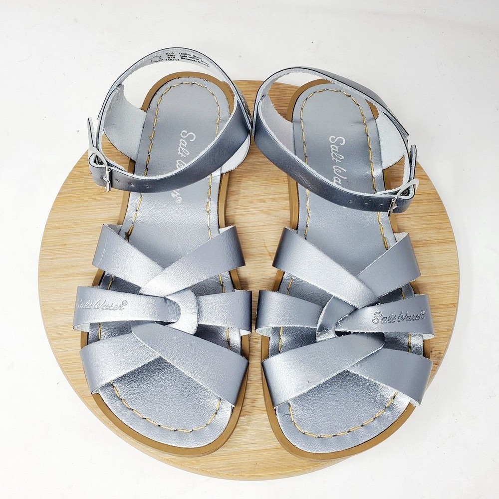 Saltwater Sandals Womens 6 Silver Leather Flats Strappy Classic Pool Beach Shoes